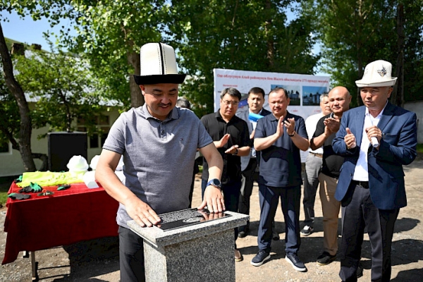  Торага заложил капсулу в фундамент новой школы в Алайском районе 