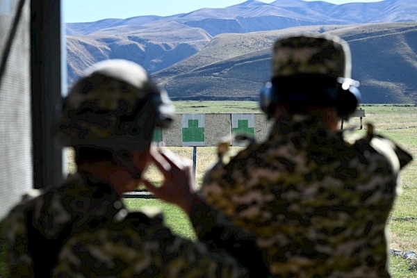 
                            Депутаты Жогорку Кенеша оценили боевую подготовку военнослужащих на полигоне «Ала-Тоо»                            
                                                                                            
                        