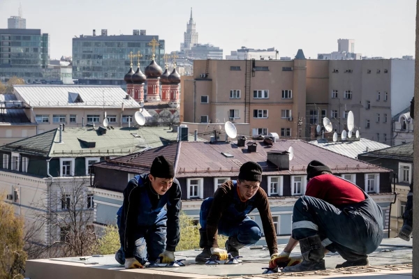 Политика без экономики. Российскому рынку труда нужно вдвое больше мигрантов, но власти пытаются воспрепятствовать их притоку