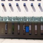 Нефтяной рынок меняется: последствия выхода ОАЭ из ОПЕК для инвесторов